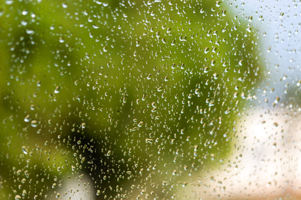 大雨滴落在汽车的挡风玻璃上。在视图中。抽象的背景。有选择性的照片图片下载