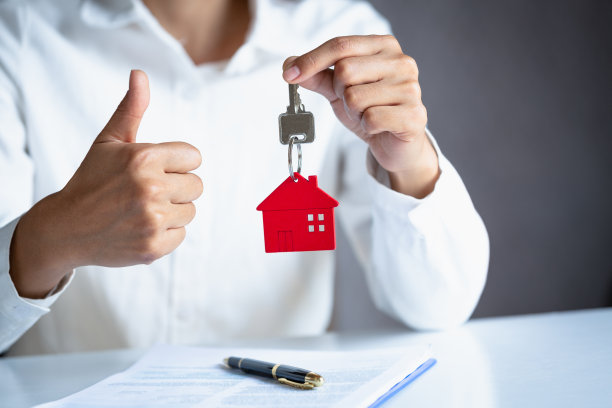 另一只手做一个伟大的象征，房地产概念，抵押，房屋代理，购买合同，房屋销售或租赁。图片下载