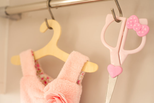 厨房用具手巾、剪刀挂在厨房的栏杆上图片下载