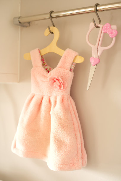 厨房用具手巾、剪刀挂在厨房的栏杆上图片下载