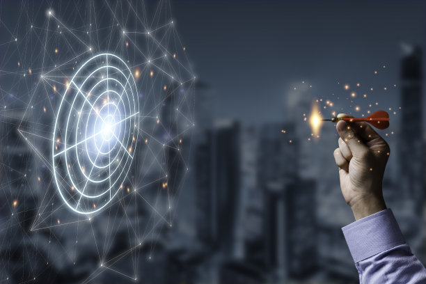 商人手掷红色飞镖到靶板上。企业投资目标概念。图片下载