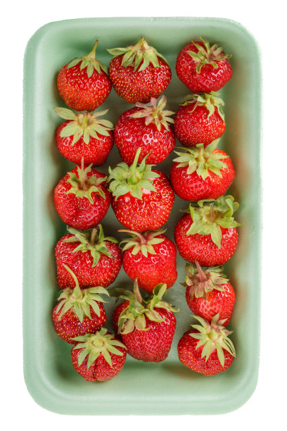 新鲜草莓在绿色塑料食品托盘上隔离白色。前视图。特写镜头。图片下载