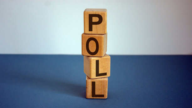 在蓝色桌子上的木方块上投票。图片下载