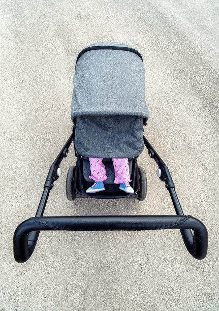 路上婴儿车里婴儿的腿图片下载