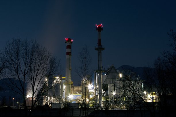 夜间照明的工业综合体。图片下载
