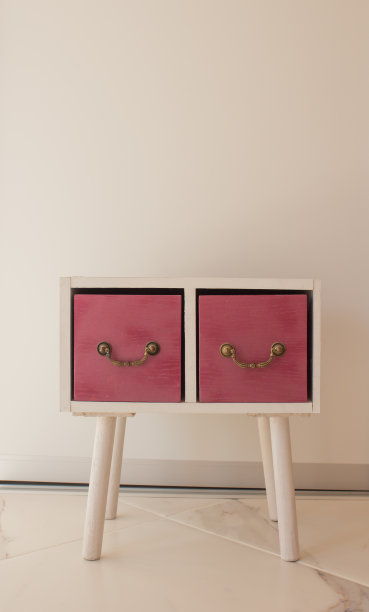 白色的床头柜，白色大理石，红色抽屉。床头柜的复古把手，旧家具的修复图片下载