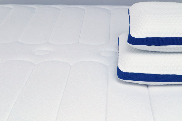 在绗缝床垫上的矫形枕头。舒适的床睡觉和休息图片下载
