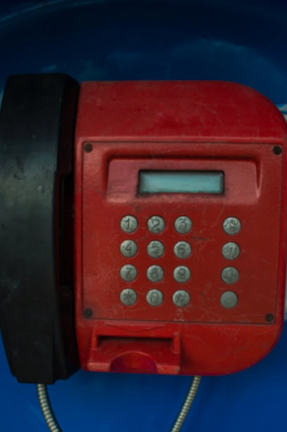 付费电话，旧的街头电话，黑色的电话管，红色的电话壳。图片下载