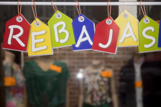 商店橱窗上的彩色销售标志。图片下载