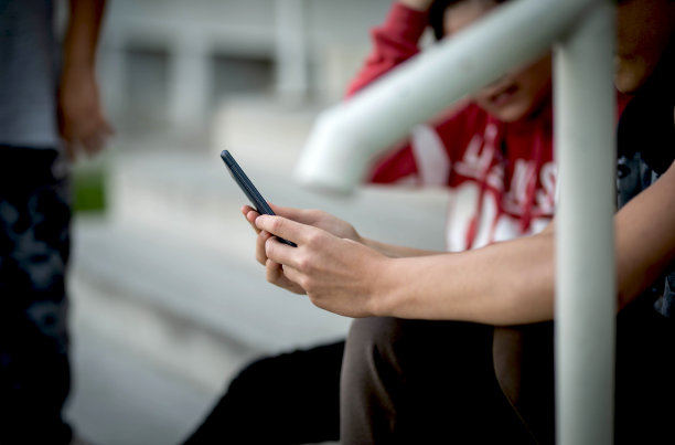 近距离照片的青少年持有手机图片下载