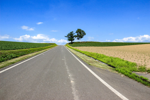 乡村的山坡和蓝天图片下载