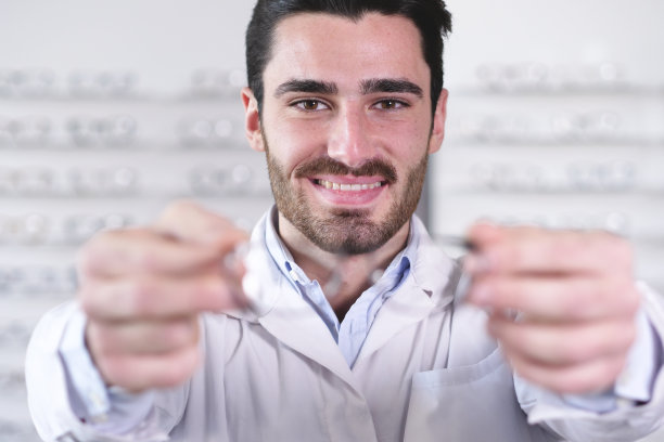 眼科医生在光学中心为顾客做视力检查。图片下载