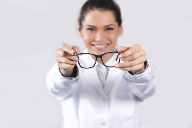 眼科医生在光学中心为顾客做视力检查。图片下载