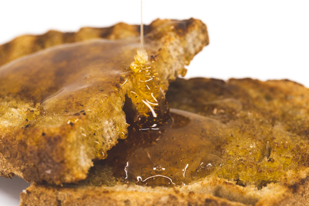 奶油蜂蜜烤面包，白色背景图片下载