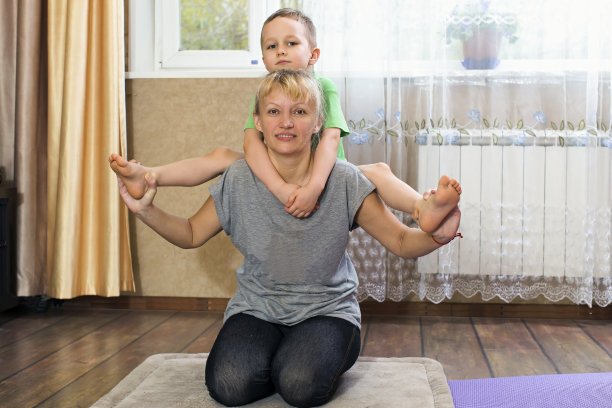 隔离期间，孙子和奶奶在开玩笑地练瑜伽图片下载