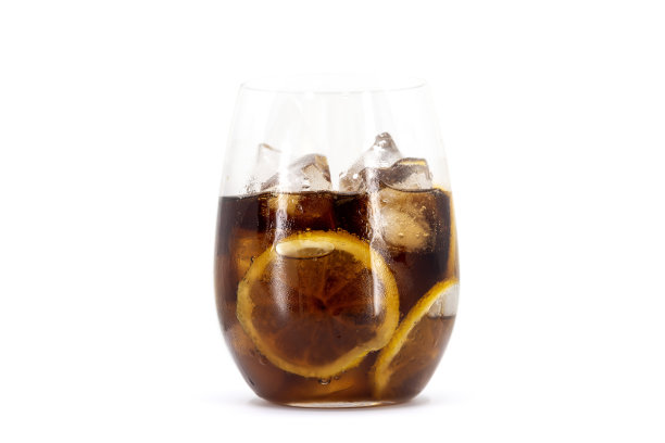可乐与柠檬片杯在白色背景与冰块图片下载