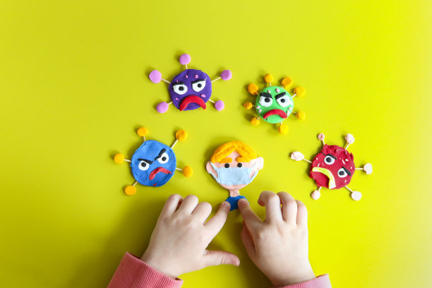 黄色背景上的粘土人物和孩子的手。冠状病毒,covid-19。关爱节约理念图片下载