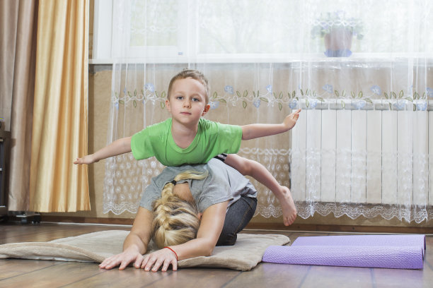 隔离期间，孙子和奶奶在开玩笑地练瑜伽图片下载