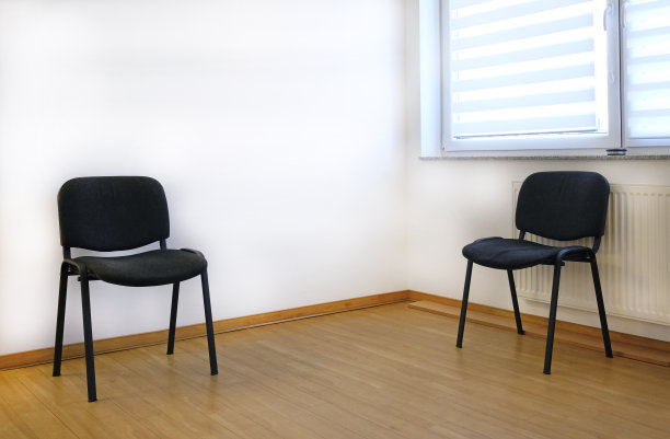 医生办公室的候诊室里有两把椅子图片下载