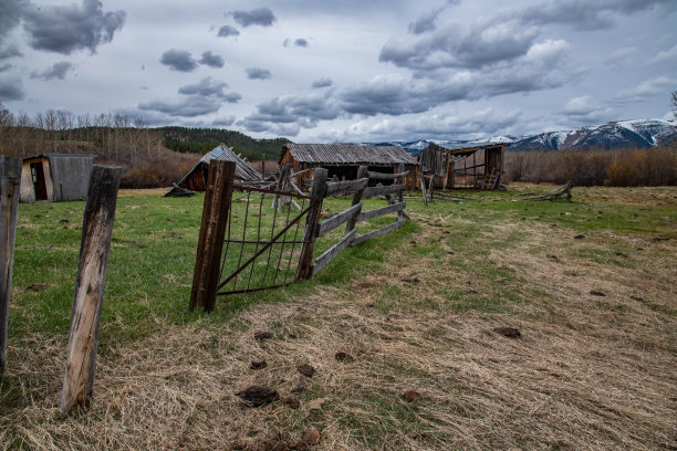 美国西部废弃的旧原木建筑图片下载