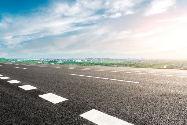 阳光明媚的上海，沥青公路和城市郊区的天际线。图片下载