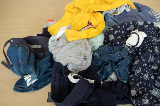 屋子里有很多脏衣服图片下载