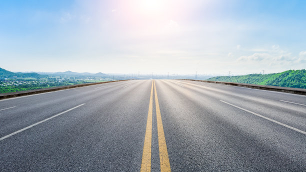 阳光明媚的上海，沥青公路和城市郊区的天际线。图片下载