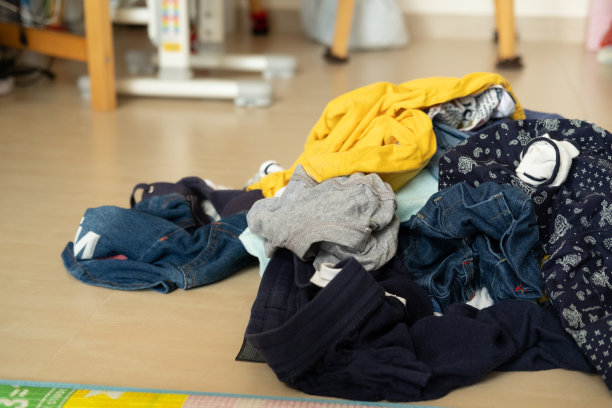 屋子里有很多脏衣服图片下载