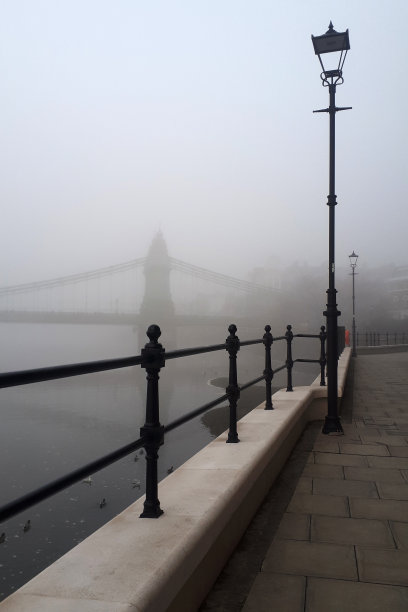 哈默史密斯桥上有雾图片下载