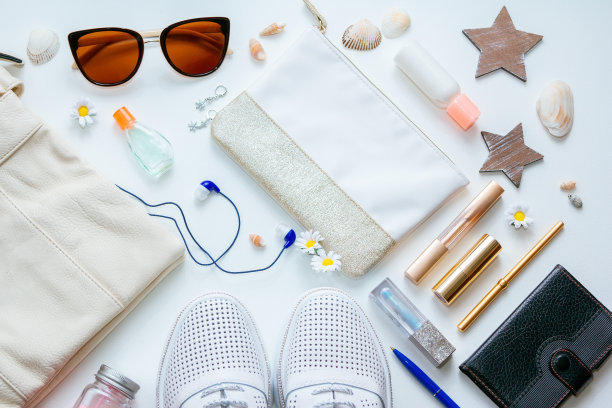 白色背景的年轻女性或现代少女的服装图片下载