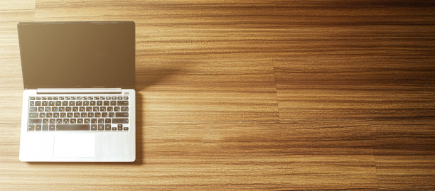 在旧木桌上打开笔记本电脑，屏幕隔离。图片下载