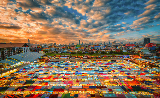 夕阳西下时，泰国曼谷的二手市场上的各色帐篷图片下载