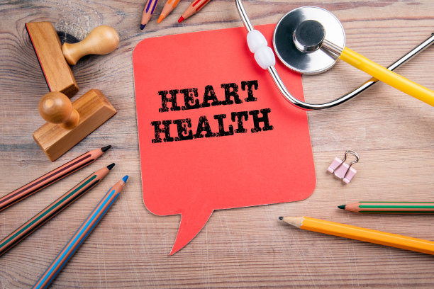 心脏健康的概念。红色语音泡和听诊器图片下载