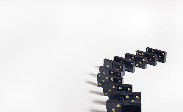 黑色多米诺在白色背景上的一条线与阴影和小自由度图片下载