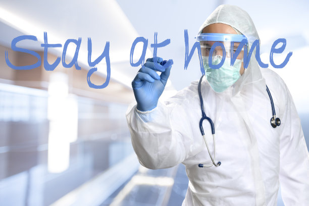 身穿防护服的医生在透明擦拭板上写下自己的防疫措施。图片下载