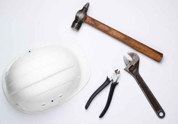 工作工具和施工头盔上的白色背景。俯视图图片下载