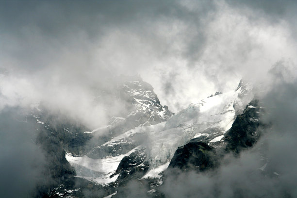 夏蒙尼山脉和云景图片下载