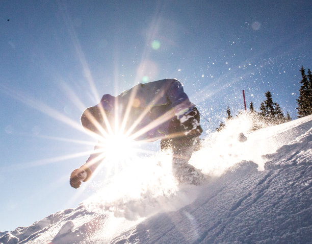 雪鞋会在夏天翻成粉状雪图片下载
