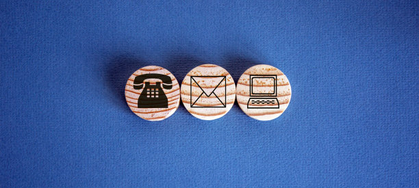 三个木制的圆圈，上面有联系人和信息图标。图片下载