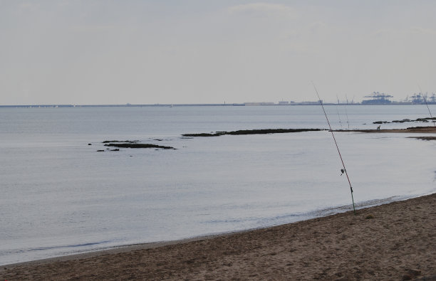 在海滩的岸边有钓竿图片下载
