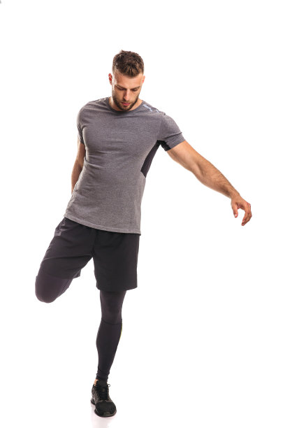 一个年轻的成年男子在伸展图片下载