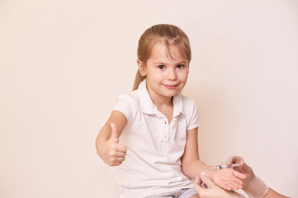 医生给小女孩打针。孩子的免疫图片下载
