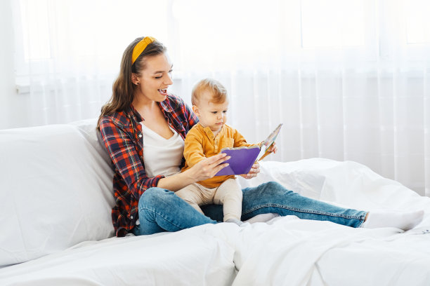 母亲，孩子，婴儿，阅读，教育，学习，快乐，家庭，快乐，童年，关爱，男孩，阳光图片下载