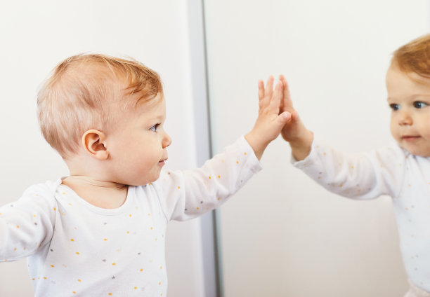 孩子宝贝男孩玩童年玩具蹒跚学步可爱有趣小镜子反射图片下载