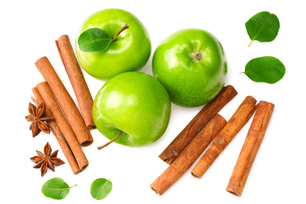 绿苹果切片，绿叶，肉桂和八角孤立在白色背景。俯视图图片下载