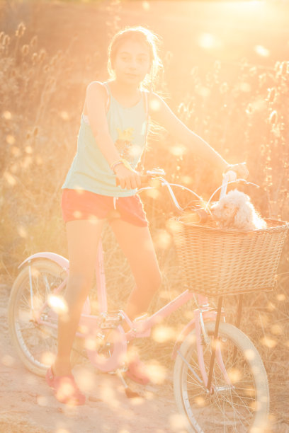 日落时分，小女孩骑着自行车图片下载