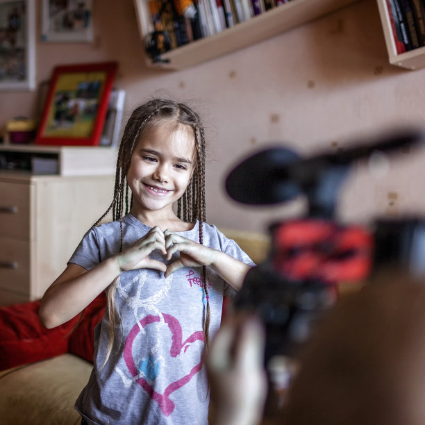 快乐可爱的兄弟姐妹在镜头前说话在家，未来的记者，在线学习的概念图片下载