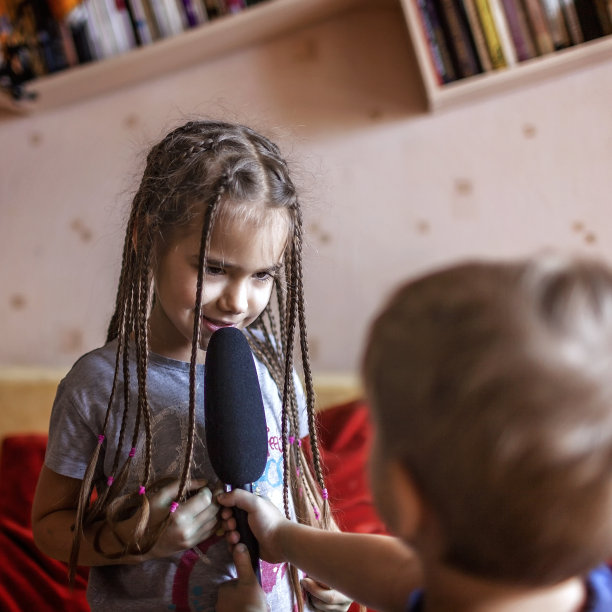 快乐可爱的兄弟姐妹在镜头前说话在家，未来的记者，在线学习的概念图片下载