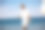 男人放松和使用平板电脑在海滩上图片下载