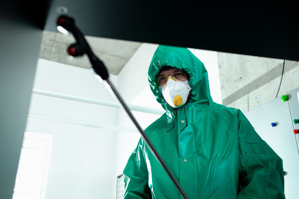 在办公室库存照片中，一名男子正在用化学品给家具消毒图片下载